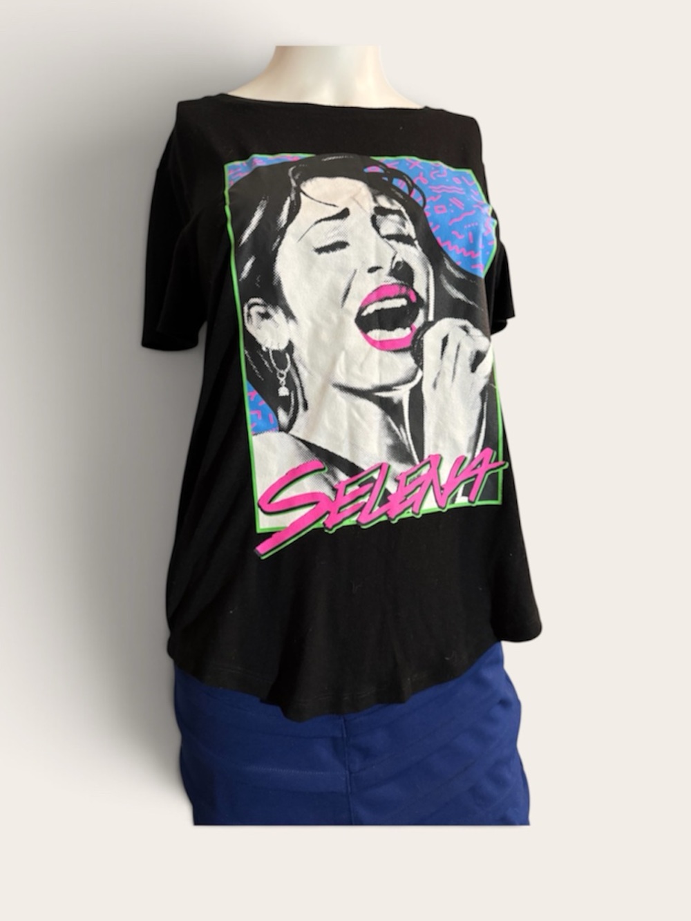 Official Selena Quintanilla Retro Neon Graphic Tee Black Curved Hem Medium